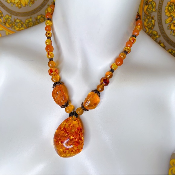 ❌ SOLD ❌ Neiman Marcus lucite amber 16” necklace 💛 - Picture 3 of 5